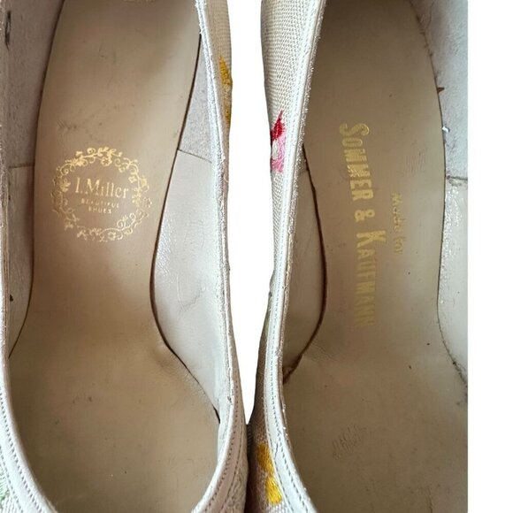 Vintage I. Miller 1950s Pointed toe pumps with Floral Embroidery. - Picture 9 of 15